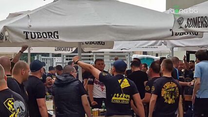 Феновете на Ботев и Арис се забавляват заедно преди мача