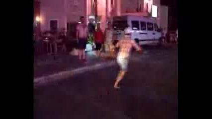 Луди Танци Насред Пътя!