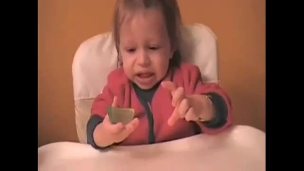 Бебенца хапват лимонче Голям Смях