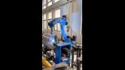 Индустриален робот заварчик.mp4
