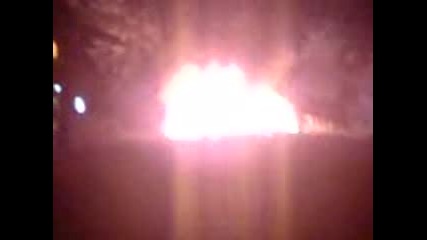 кола избухва в пламъци насред София