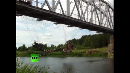 133 души скачат заедно от мост в Русия