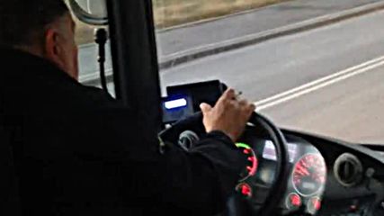 Шофьор на градски автобус пуши и говори по телефона в движение
