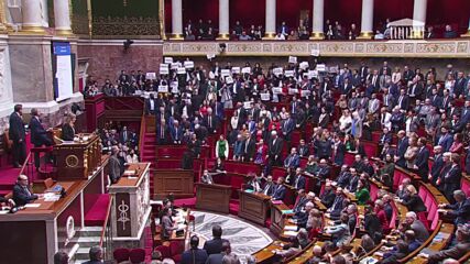 Френски депутати пеят „Марсилезата” преди гласуването на пенсионната реформа