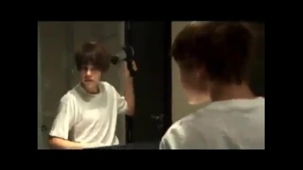 Justin Bieber суши косата си ;д