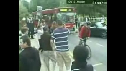 Автобус катастрофира в неправилно паркирано Порше 