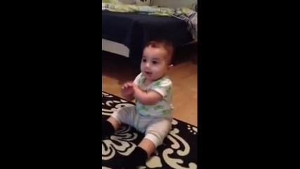 Бебе танцува на “gangnam Style”