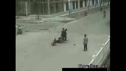 Моторист блъска жена и дете и бяга
