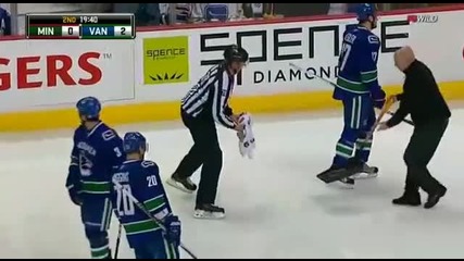 Луд почитатели на хокей хвърля риба на леда 