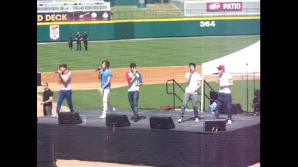One Direction - Страхотно изпълнение на More Than This на Dr Pepper Ballpark - Далас
