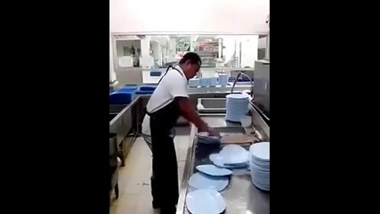 Най-бързият мияч на чинии в света измива по 50 съда за 10 секунди
