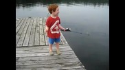 Дете хваща риба за секунди ..