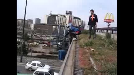 Пичага скача в/у автобус