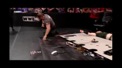 Triple H прави pedigree на Sheamus
