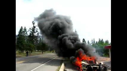Кола за 1 млн. изгаря на пътя