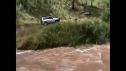 Nissan patrol преминава през река