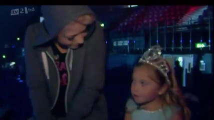 Sophia Grace и Rosie се срещат с One Direction и Jls в X Factor Uk
