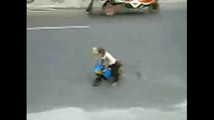 Маймунка моторист.