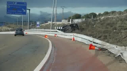 Кола излиза от пътя високо качество на запис