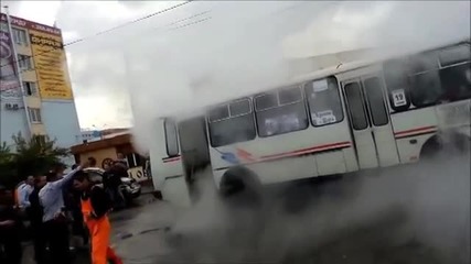 Автобус попада на спукан водопровод с гореща вода