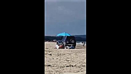 ТУРБОГЪЗАР: Курназ шофьор шпори със стара бричка по плажа