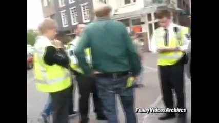 Арестуват човека с най - дългите връзки - смях 