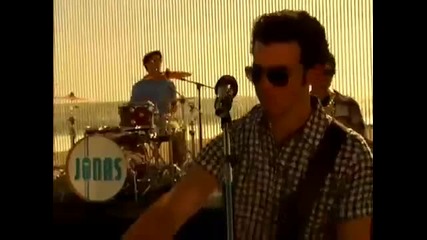Jonas La - Chillin in the Summertime - Official Music Video ;; Jonas Brothers + Lyrics 