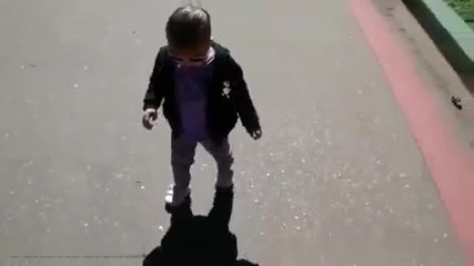 Реакцията на малко дете когато вижда сянката си