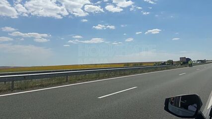 Тир се вряза в кола в насрещното на „Тракия”, загинаха мъж и две деца