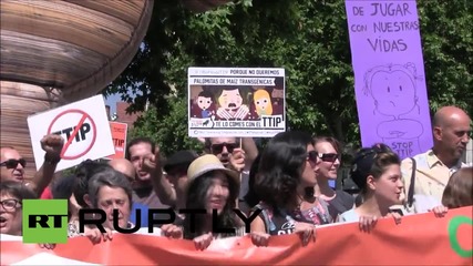 Spain: Activists protest TTIP with 8-metre high 'Trojan horse'