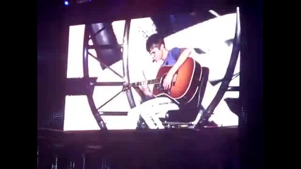 Justin Bieber пее песента Never let you go 04.03.2011 * @ Birmingham * 