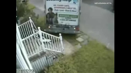 Некадърен Шофьор Срутва Стълбище!
