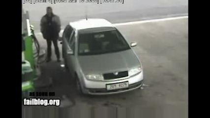 Хвърчаща гума поваля човек на бензиностанция!