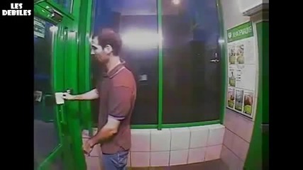 Е така се излиза от банка. Луд!