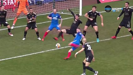 Топката мина през краката на трима и гол за честта на Питърбро
