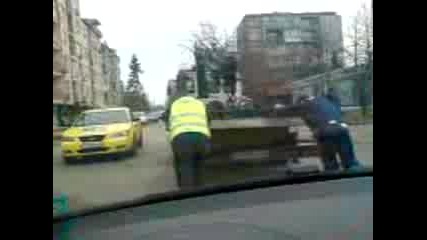 Кризата удари и Паяците в София