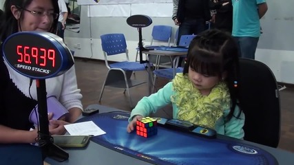 3 г. дете подрежда Рубик куб с една ръка!