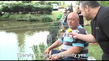 Пиян рибар прекъсва интервюто си за да хване златната рибка, смях