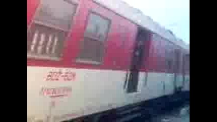 Braz vlak Bv 3621 pristiga na gara Karlovo s lokomotiv 06 poneje ima skasana kontaktna mreja mejdu K
