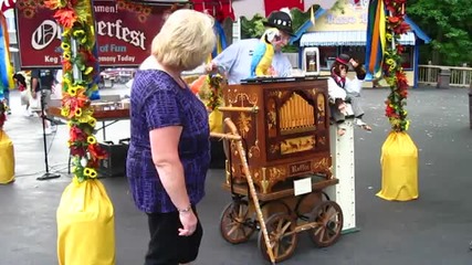 Латерна - Organ Grinder свири Parade of the Wooden Soldiers 