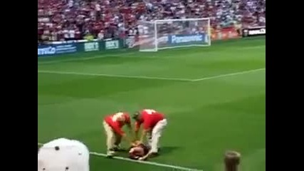 Rоналдиньо прегърнат от луд фен