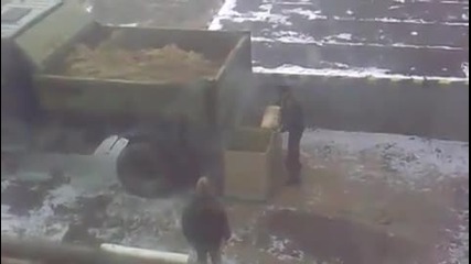 Как руснаците разтоварват камион с пясък