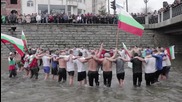Това е истинската България! Мъже пеят химна в ледените води на река Джерман.