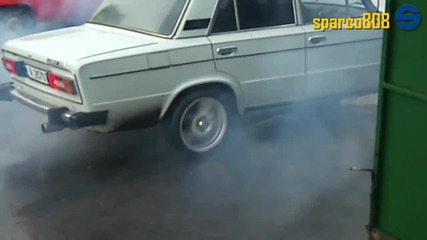 Лудак с Лада прави Burnout !!