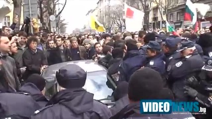 Бутане на автомобил - полиция vs. студенти, мегафон предупреждава протестиращите