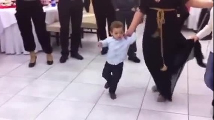 Малко момченце танцува гръцко