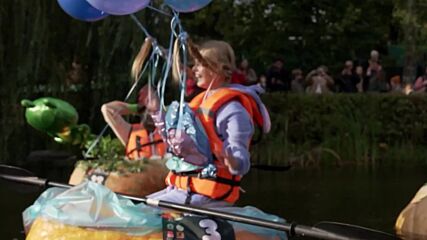 Гигантски тикви се превърнаха в лодки за необичайно състезание в Москва