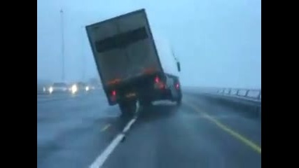 tir ribaltato per vento terrible accident to wind truck overturned on the motorway