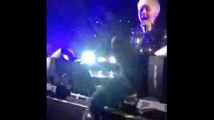 Майли Сайръс провокира отново като целуна Кейти Пери на концерта си снощи