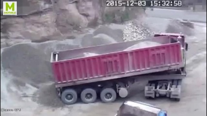 Как не се разтоварва камион с пясък!